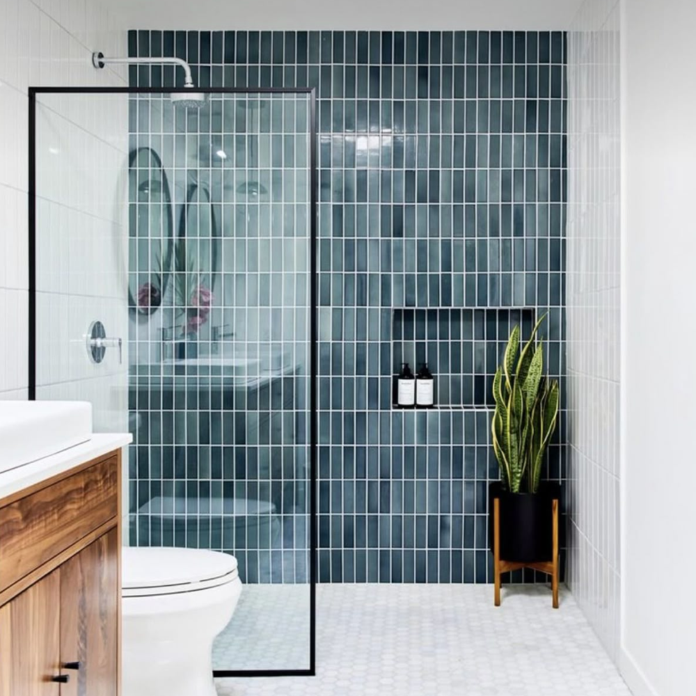 Baños coloridos: Espacio moderno, bonito y alegre este verano