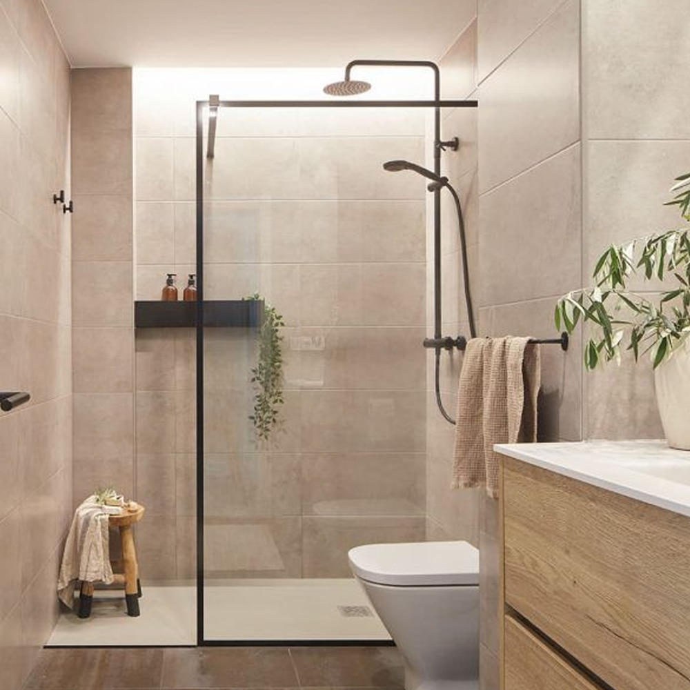 Minimalismo cálido: cómo combinar griferías negras con muros claros